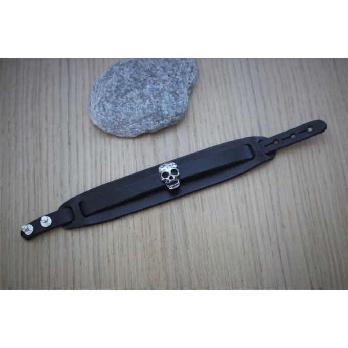 Bracelet manchette cuir noir passant tête de mort