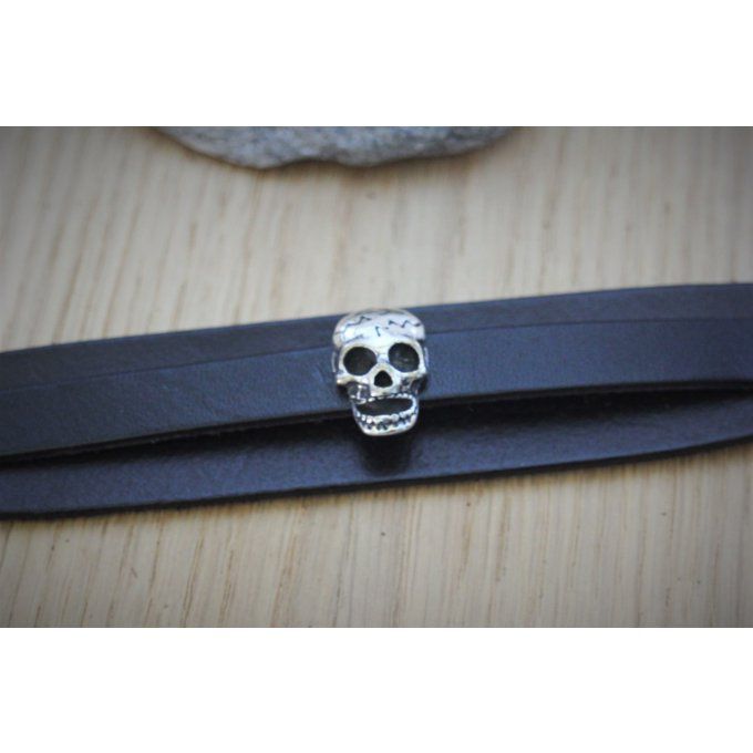 Bracelet manchette cuir noir passant tête de mort