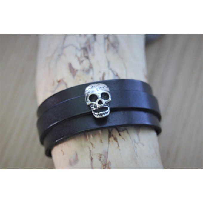 Bracelet manchette cuir noir passant tête de mort