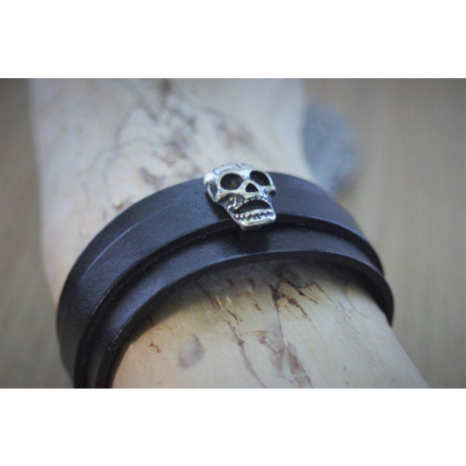 Bracelet manchette cuir noir passant tête de mort