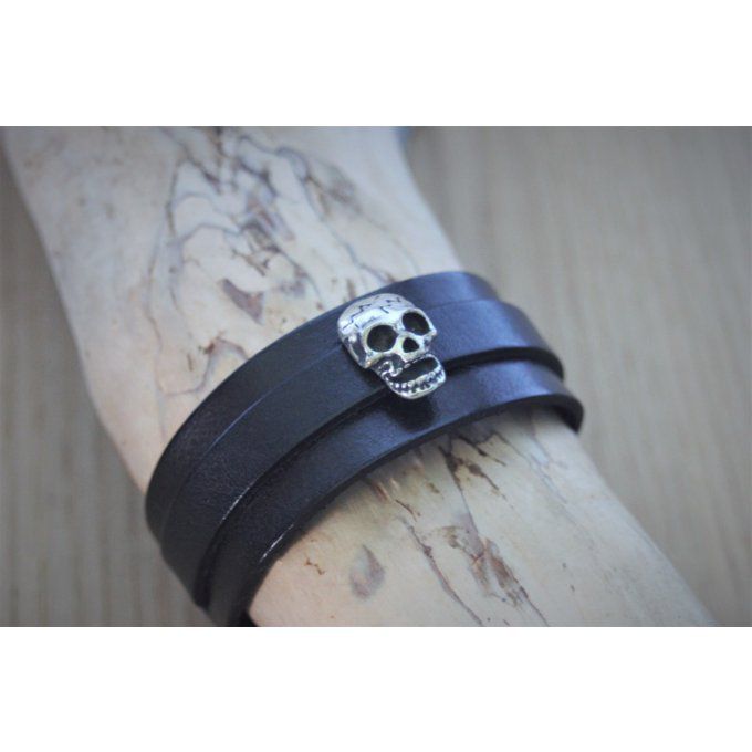 Bracelet manchette cuir noir passant tête de mort