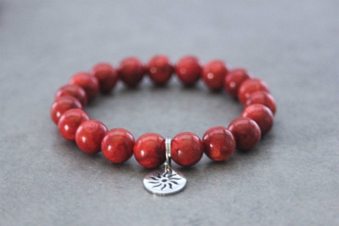Bracelet perles corail rouge et breloque soleil en acier inoxydable