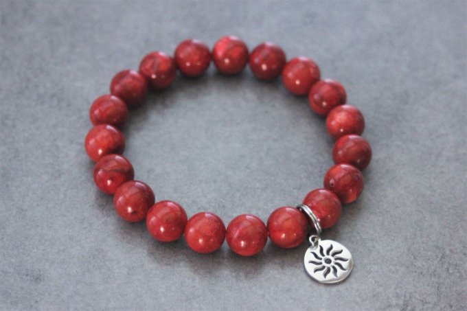 Bracelet perles corail rouge et breloque soleil en acier inoxydable
