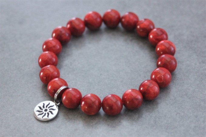 Bracelet perles corail rouge et breloque soleil en acier inoxydable