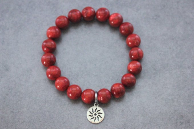 Bracelet perles corail rouge et breloque soleil en acier inoxydable