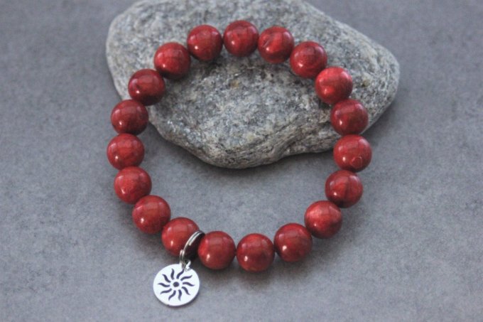 Bracelet perles corail rouge et breloque soleil en acier inoxydable