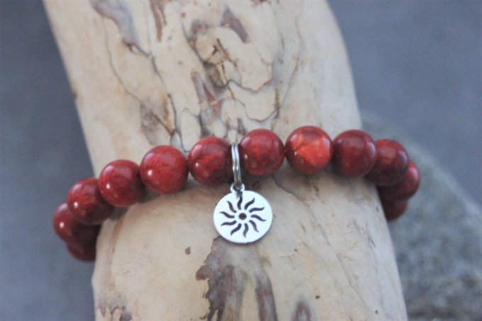 Bracelet perles corail rouge et breloque soleil en acier inoxydable