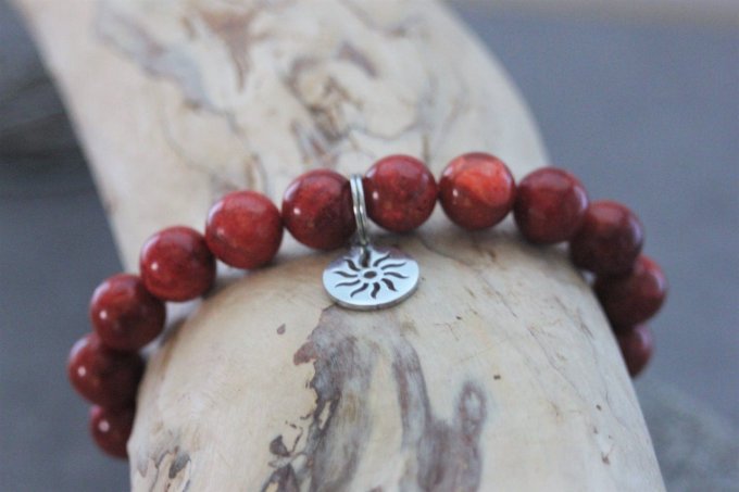 Bracelet perles corail rouge et breloque soleil en acier inoxydable