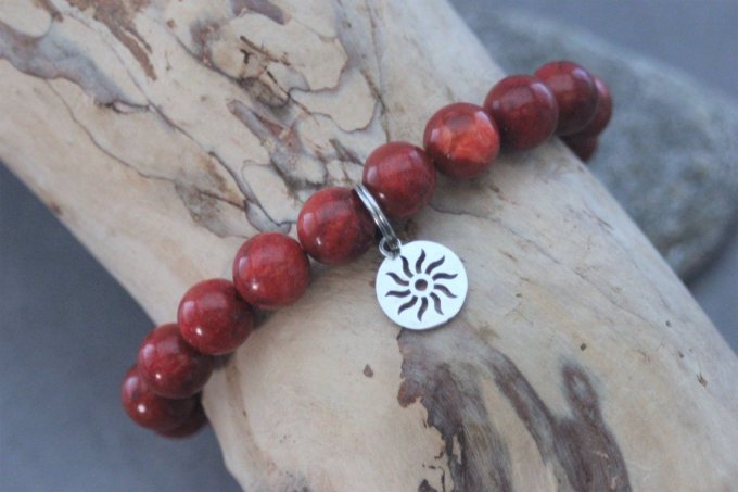 Bracelet perles corail rouge et breloque soleil en acier inoxydable