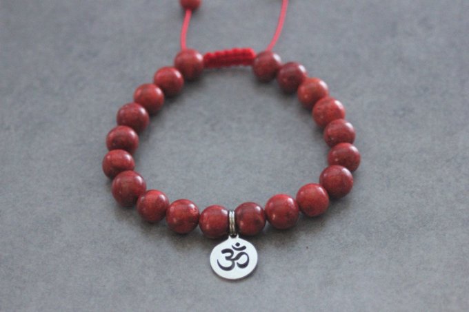Bracelet perles corail rouge et breloque Ohm en acier inoxydable