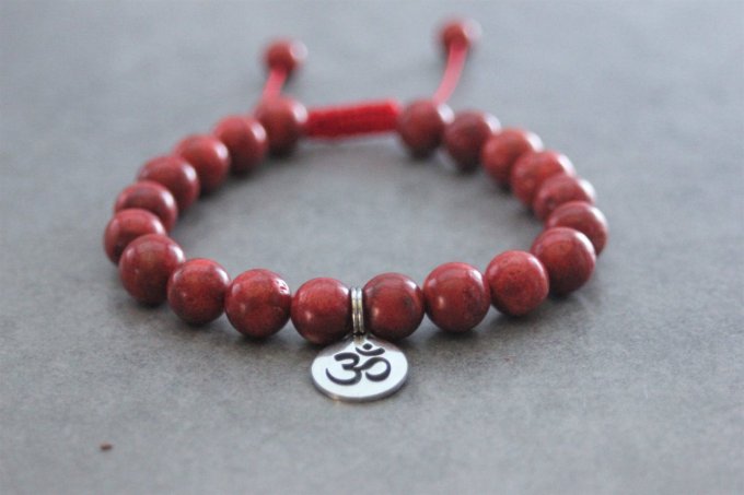 Bracelet perles corail rouge et breloque Ohm en acier inoxydable