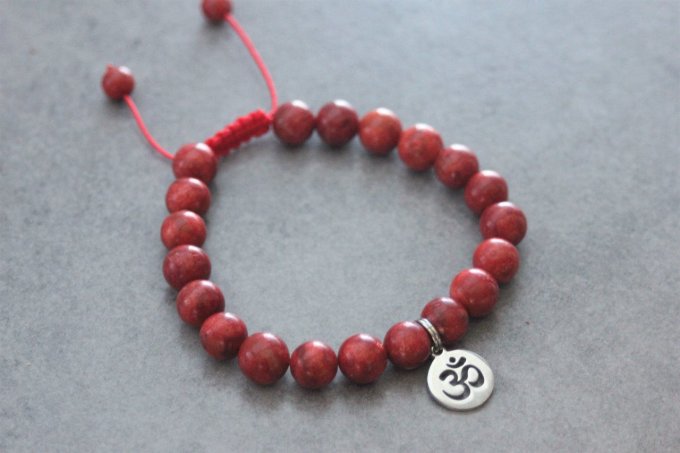 Bracelet perles corail rouge et breloque Ohm en acier inoxydable