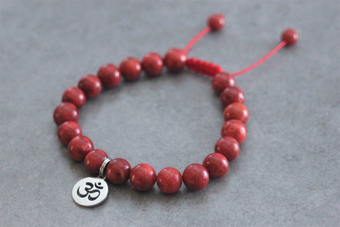 Bracelet perles corail rouge et breloque Ohm en acier inoxydable
