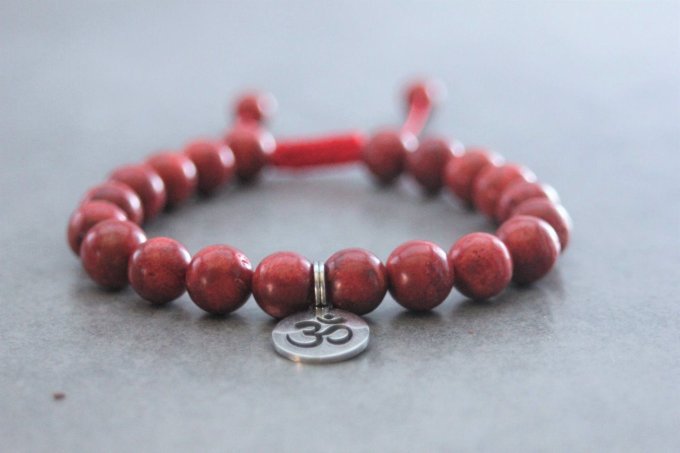 Bracelet perles corail rouge et breloque Ohm en acier inoxydable
