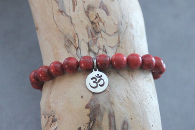 Bracelet perles corail rouge et breloque Ohm en acier inoxydable