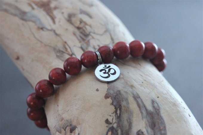 Bracelet perles corail rouge et breloque Ohm en acier inoxydable