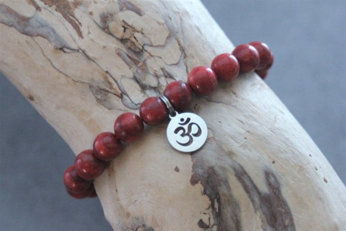 Bracelet perles corail rouge et breloque Ohm en acier inoxydable