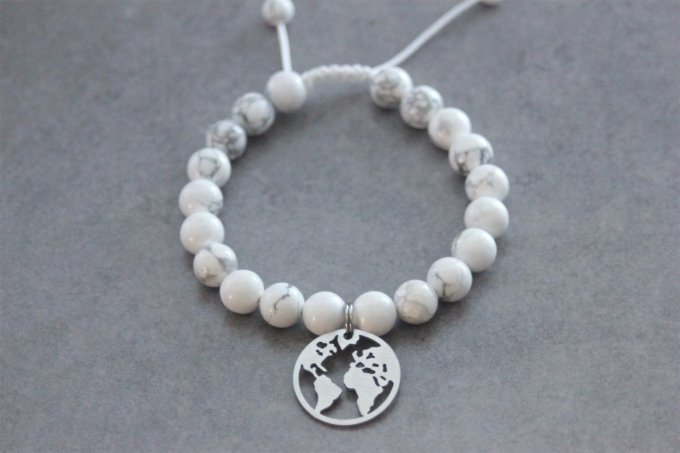 Bracelet perles howlite blanche et breloque carte du monde en acier inoxydable