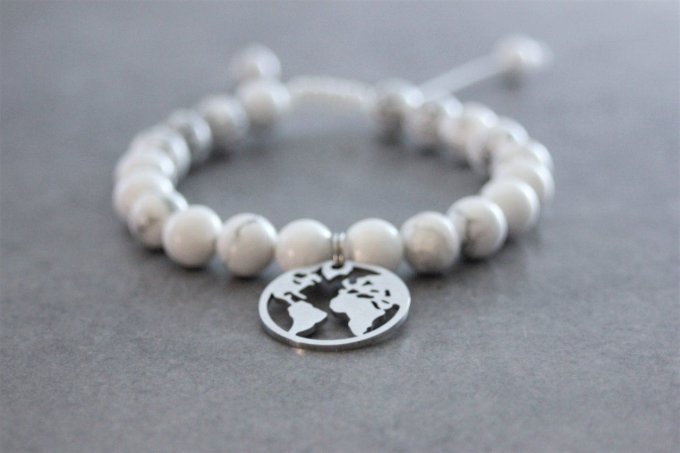 Bracelet perles howlite blanche et breloque carte du monde en acier inoxydable