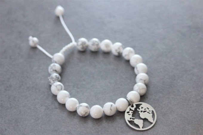 Bracelet perles howlite blanche et breloque carte du monde en acier inoxydable
