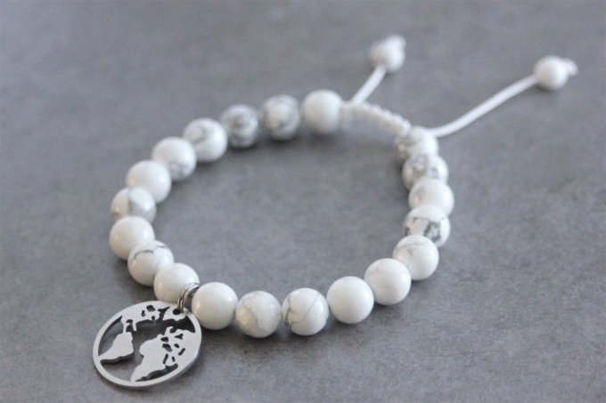 Bracelet perles howlite blanche et breloque carte du monde en acier inoxydable