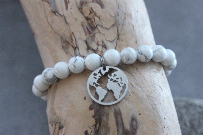 Bracelet perles howlite blanche et breloque carte du monde en acier inoxydable