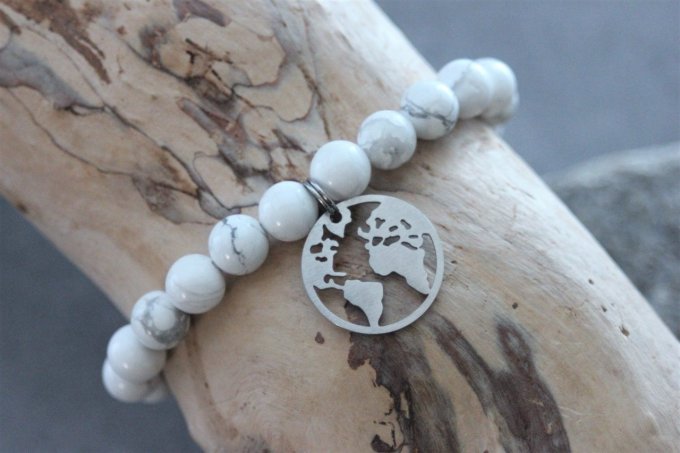 Bracelet perles howlite blanche et breloque carte du monde en acier inoxydable