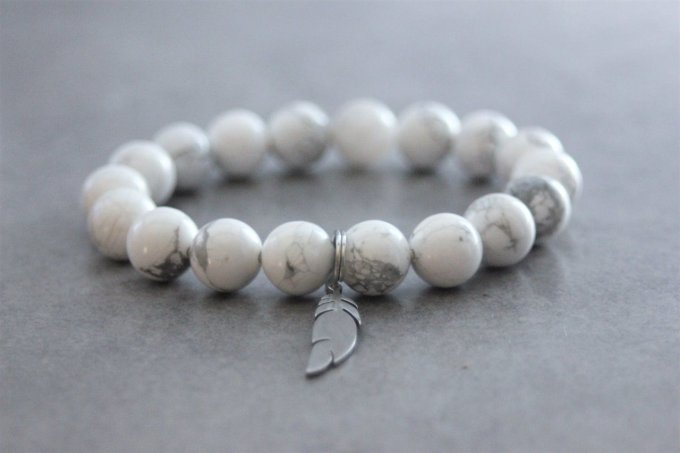 Bracelet perles howlite blanche et breloque plume en acier inoxydable