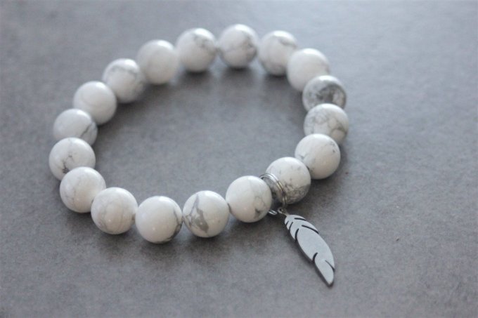 Bracelet perles howlite blanche et breloque plume en acier inoxydable