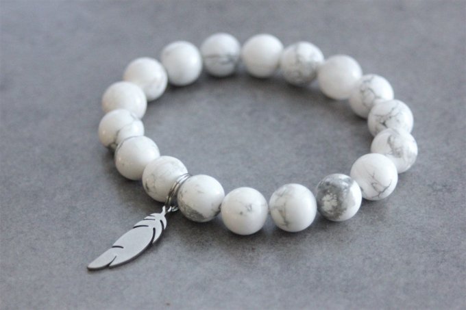 Bracelet perles howlite blanche et breloque plume en acier inoxydable