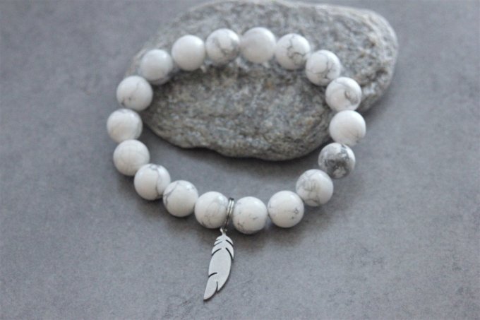 Bracelet perles howlite blanche et breloque plume en acier inoxydable