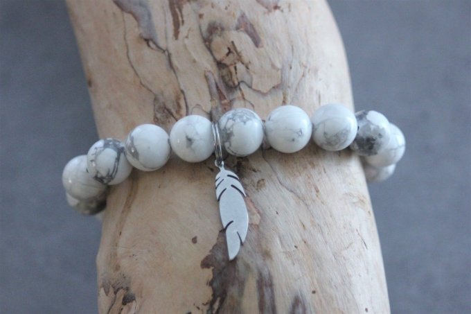 Bracelet perles howlite blanche et breloque plume en acier inoxydable