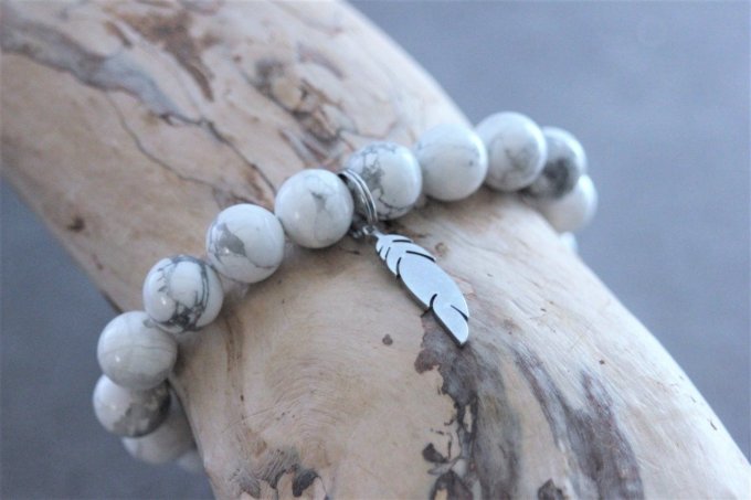 Bracelet perles howlite blanche et breloque plume en acier inoxydable