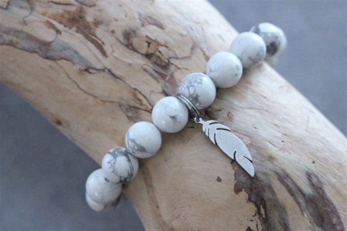 Bracelet perles howlite blanche et breloque plume en acier inoxydable