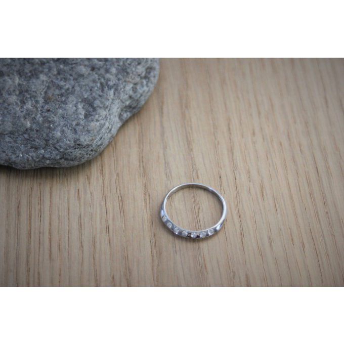 Bague en argent massif sertie de zircons