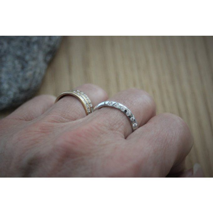 Bague en argent massif sertie de zircons