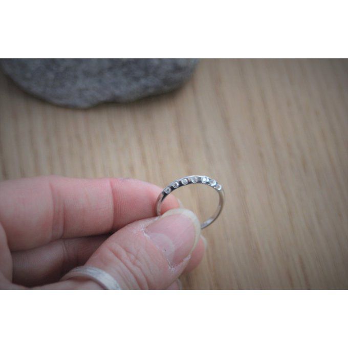 Bague en argent massif sertie de zircons