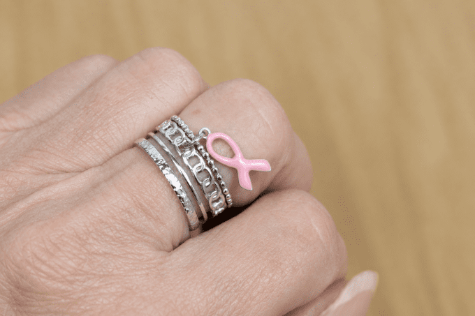 Bague ajustable acier doré ou argenté et breloque ruban octobre rose